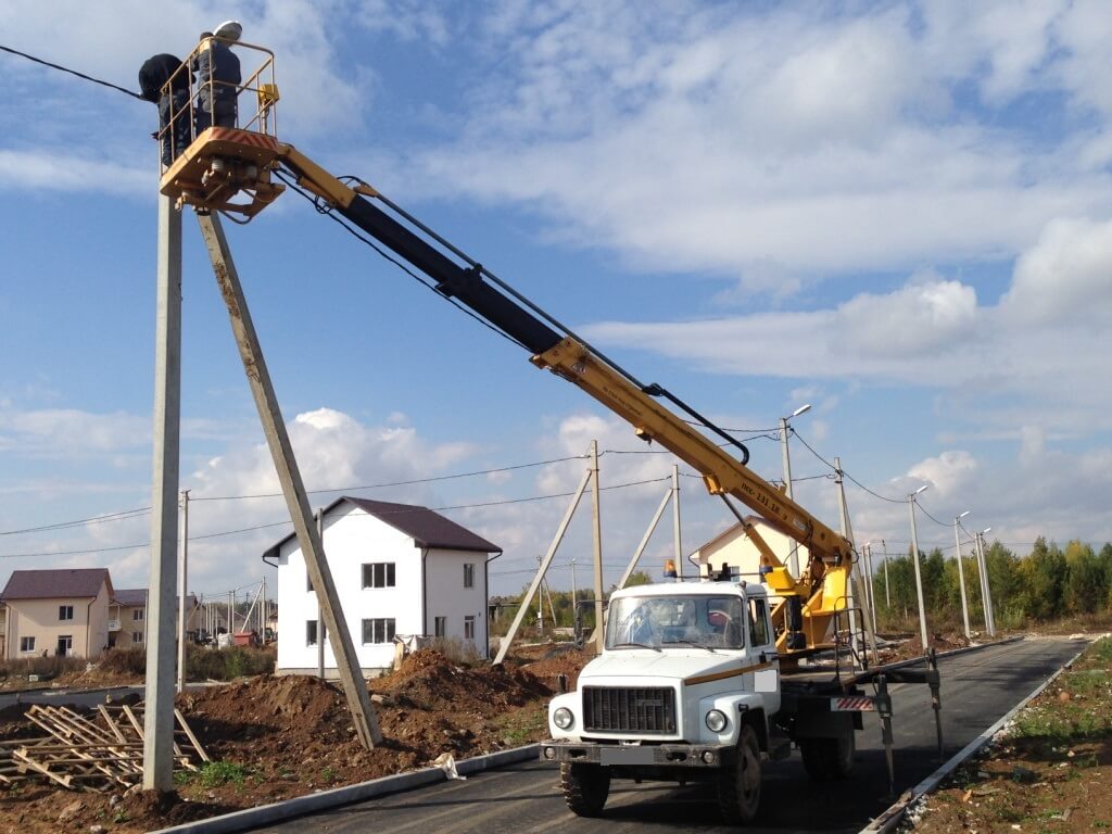 Установка опор освещения с автовышки в Москве и Московской области 👍  быстро и недорого